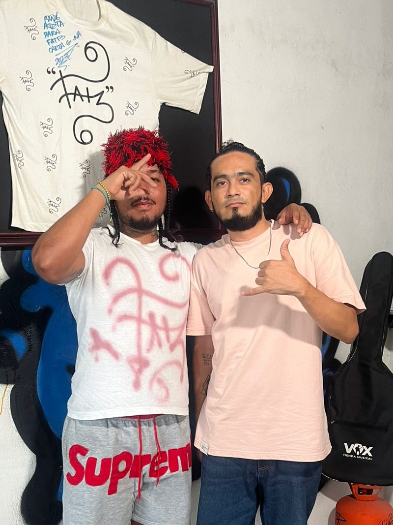 Fat B se sienta a conversar con Sr Sayo sobre su movimiento.